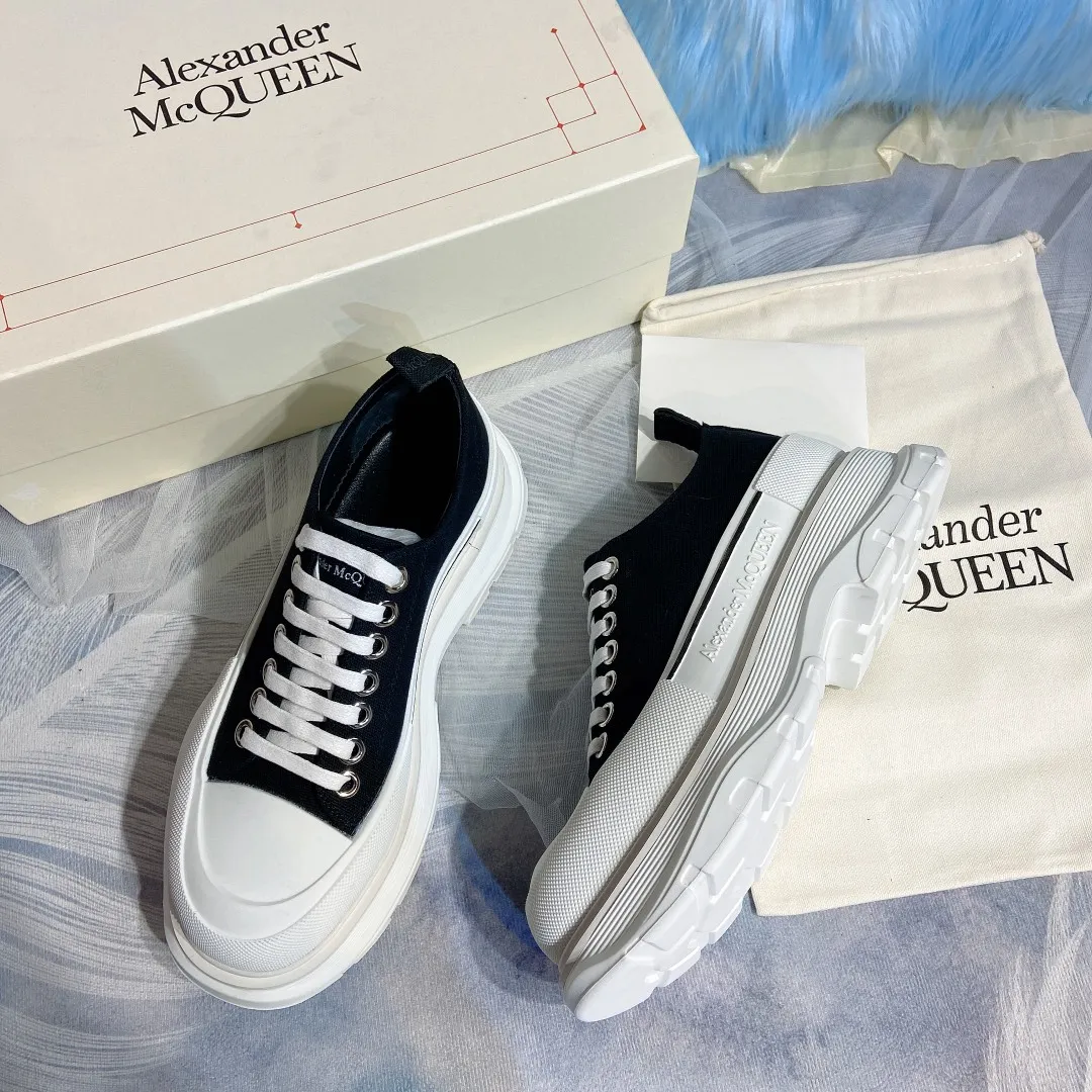 👟👟Ex-factory price👟👟Ex-factory price 480👟👟Mc Queen McQueen’s new couple shoes! 2020ss spring first release‼ ️‼ ️Young ladies who are fashion representatives must be in the forefront of fashion! The unique personality of the shoes adds full charm, and the shoes are super stylish. ⚠The uppers are made of customized original canvas. The color is warm and moist. 🔸The inner padding is made of imported goatskin. Full of flexibility! The round toe design allows the toes to be completely released🥰 Get rid of the original pressure of shoes! 🔸The outsole adopts the original molded vacuum outsole. The process of combining several layers of outsole is complicated. Super light and super comfortable! Super affordable ❤️ 🔸 🔸Size: 35-44 men’s and women’s sizes. The latest counter packaging low-top 👟👟 ex-factory price 👟👟 ex-factory price 500. High top 260. Men's size +10
